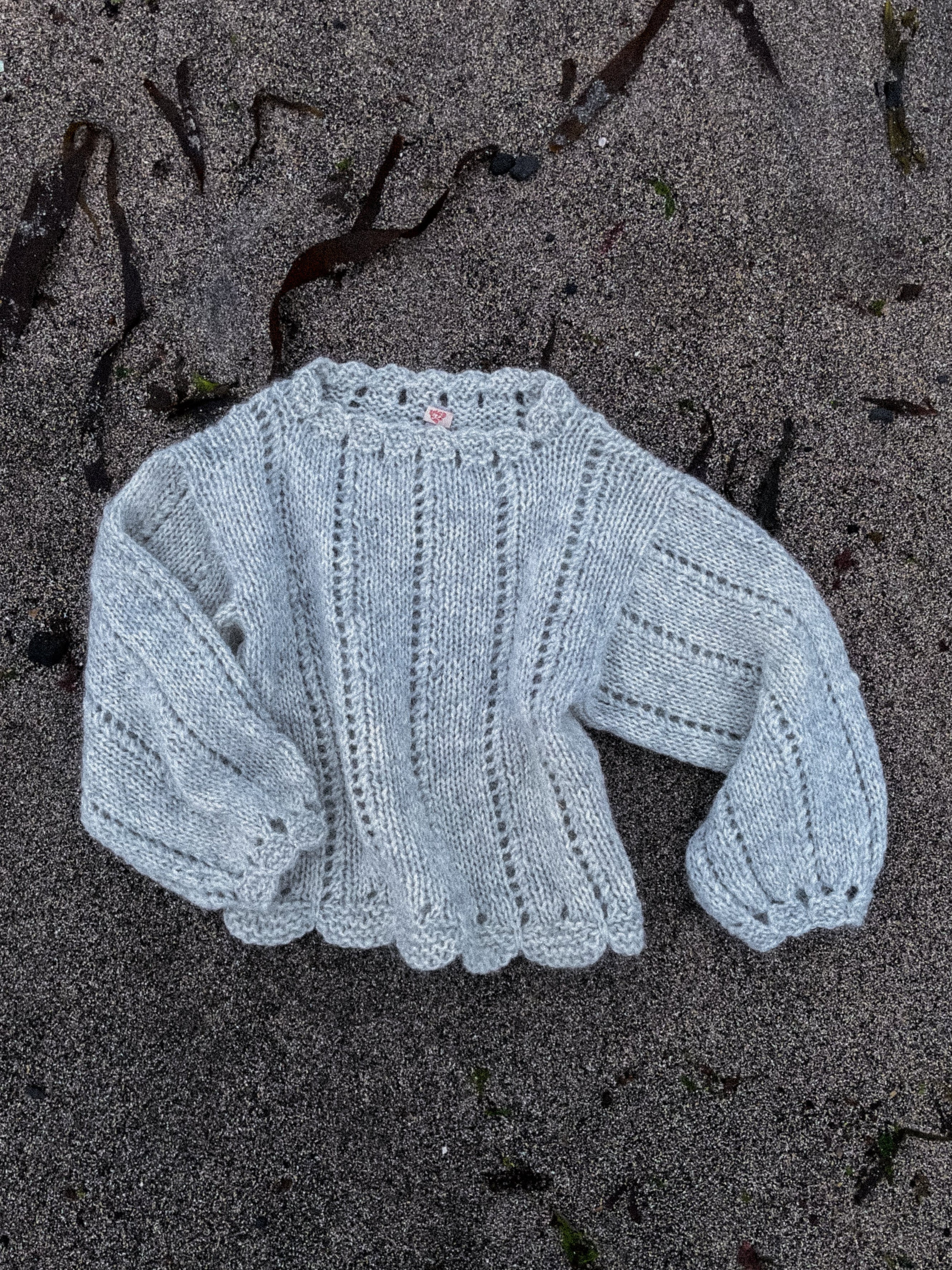 KNITTING PATTERN - Scallop sweater EN / Skeljapeysan IS – FÖZZ STUDIO